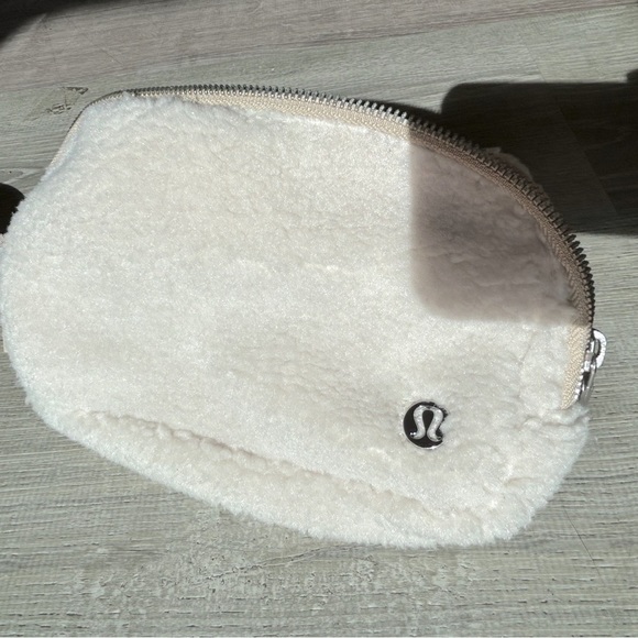 NWT Lululemon Everywhere Belt Bag Fleece white ivory silver hardware - Picture 5 of 7